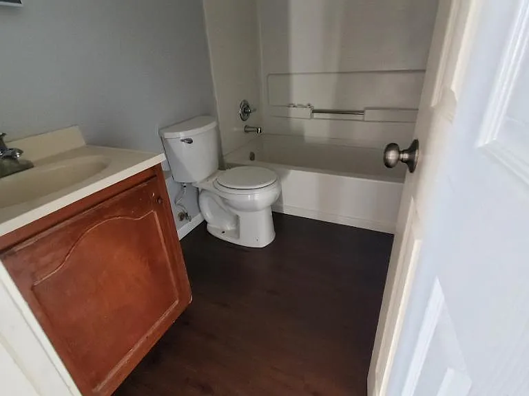 122 W Schunior St #5 — Photo 6