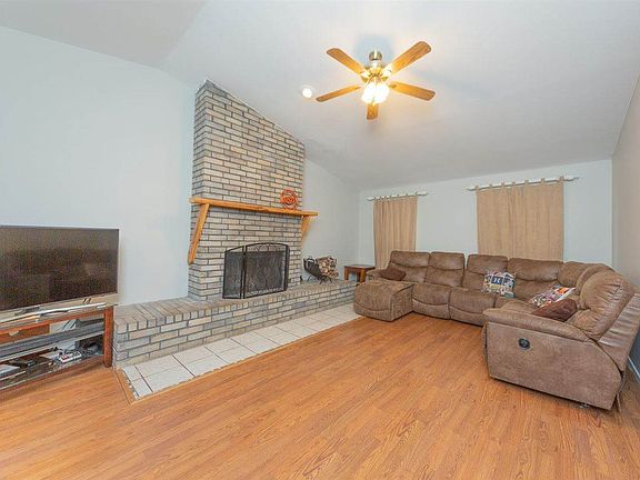 3rd image of 807 N Dryden Cir