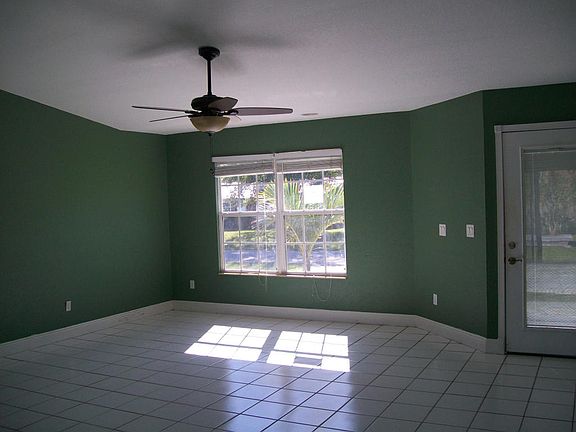 4th image of 537 NW Azine Ave