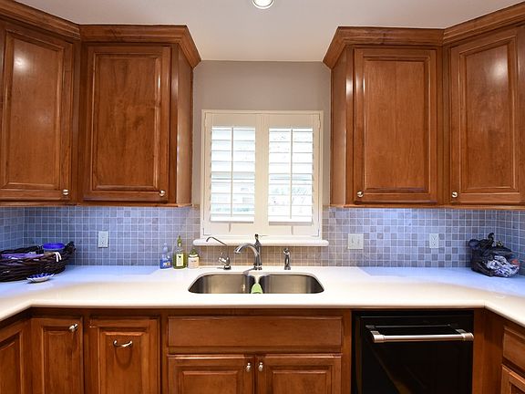 5th image of 154 Daffodil St