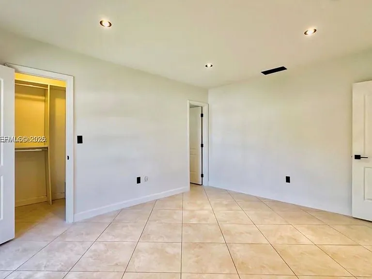 21020 NE 18th Ct — Photo 5