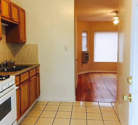 2nd image of 1354 1/2 W Argyle St APT 2S