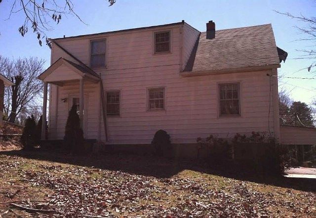 2nd image of 1313 Laurel Ln