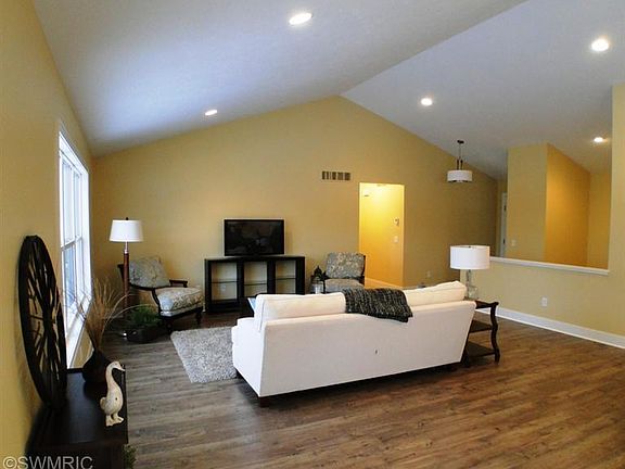 5th image of 3955 Sidehill Ct