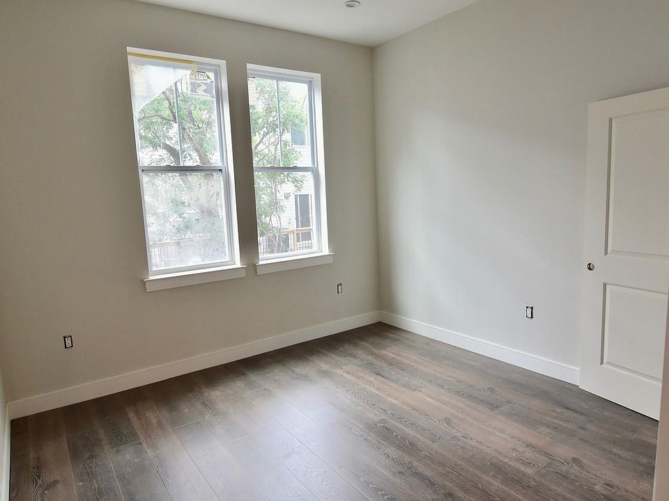 2nd image of 1229 N Franklin St #5