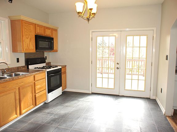 3rd image of 1005 Main St