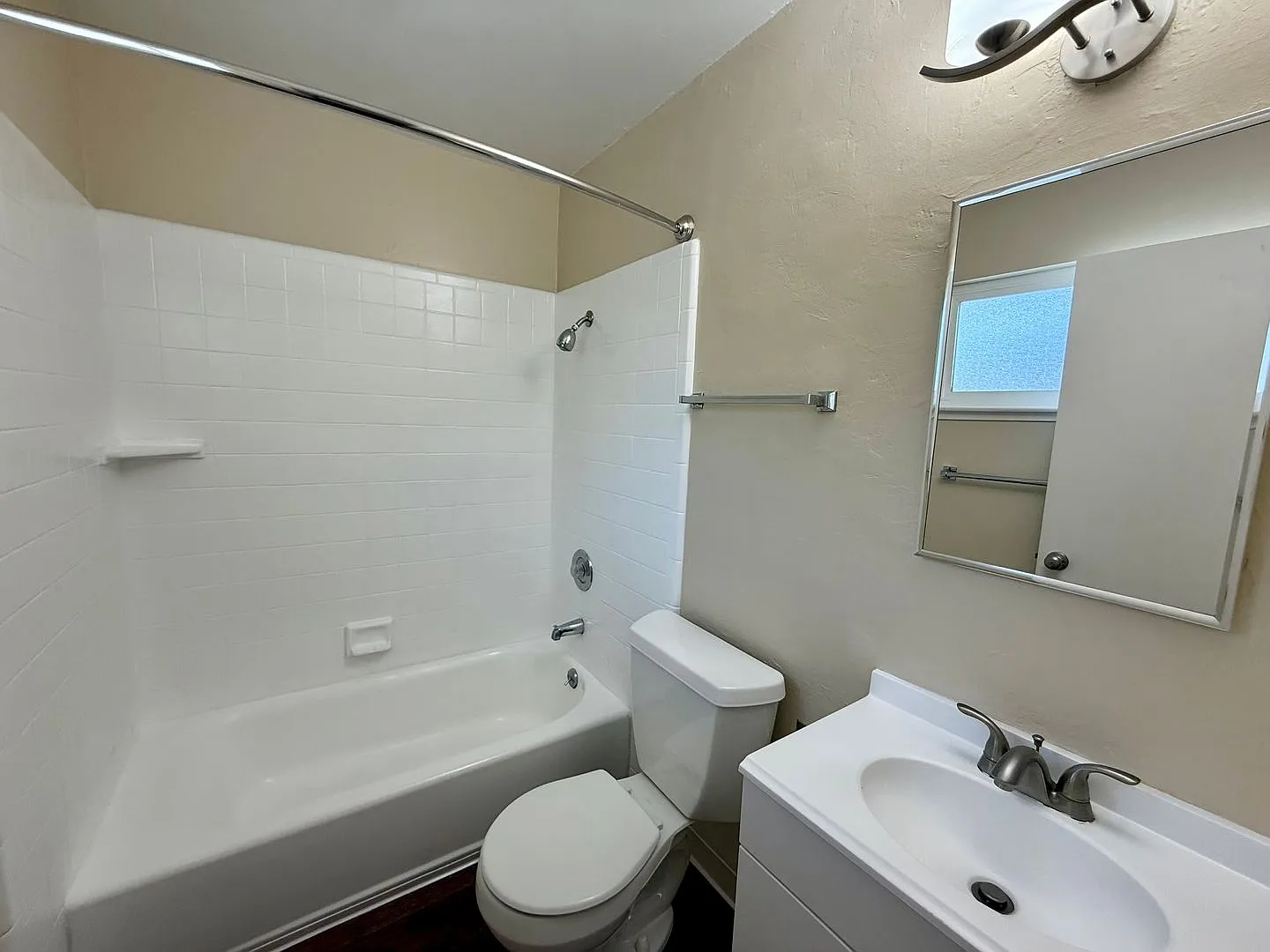 Top Floor San Rafael 1BR w/ Deck - One Month Free! — Photo 3