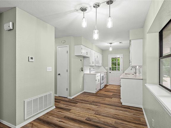 4th image of 380 Jay Ave