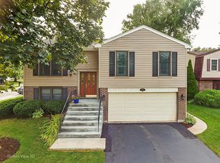 650 Rodenburg Rd, Roselle, IL 60172