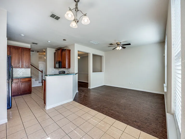628 Gray Stone Ln — Photo 4