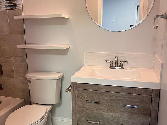 5th image of 108 Laurel Ave #1