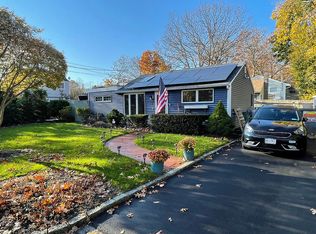 2 Bayberry Dr, Hampton Bays, NY 11946
