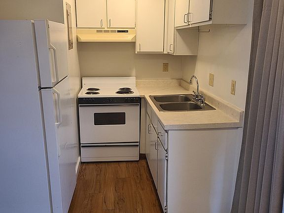 3rd image of 1828 Winton Ave #1