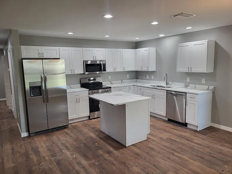 1054 SE Mills Ave — Photo 1