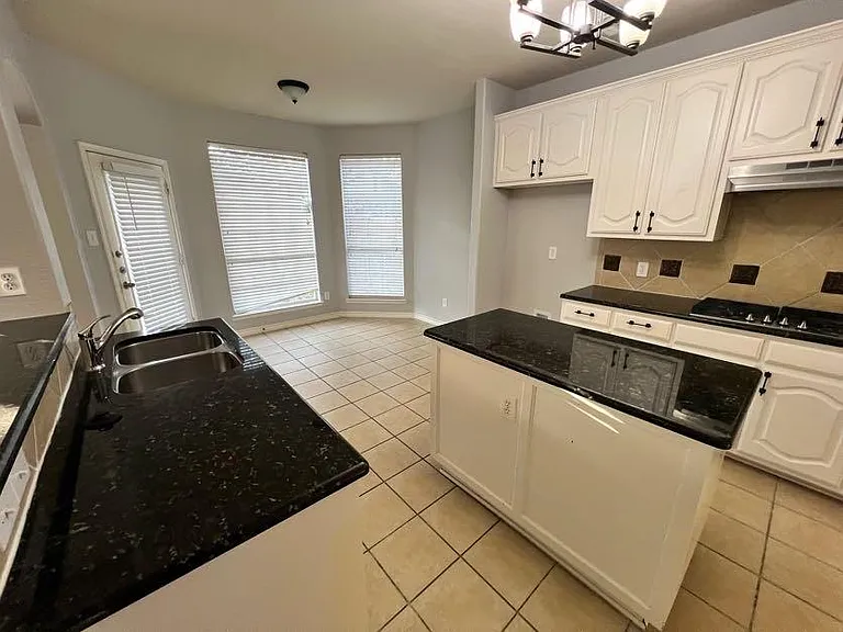 3904 Brush Creek Trl — Photo 9