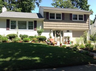 15 Lee Ave, East Williston, NY 11596