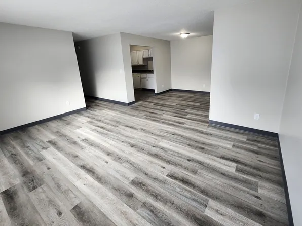 59 E Clark St #12, Hiawatha, IA 52233