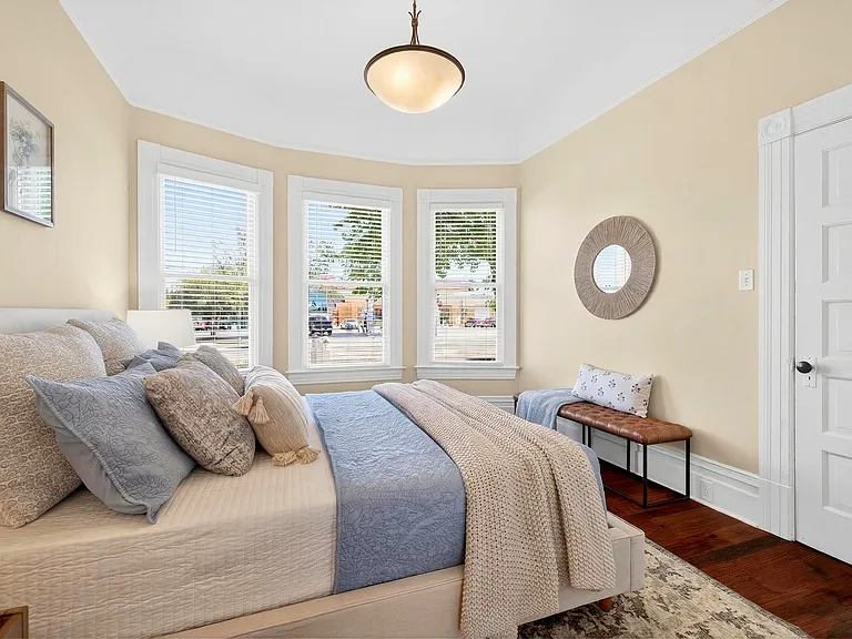 531 E Washington St — Photo 11