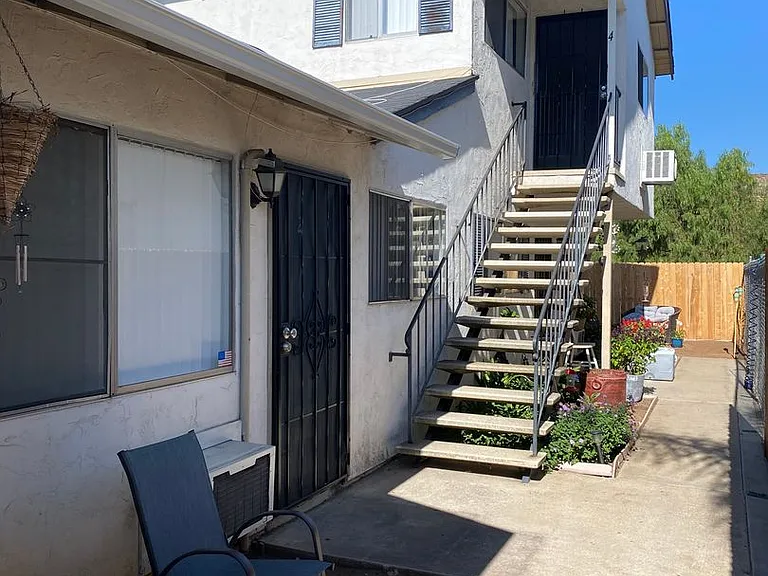1512 Oakdale Ave — Photo 1