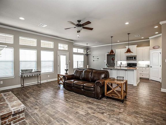 5th image of 1021 Queen Elizabeth Dr