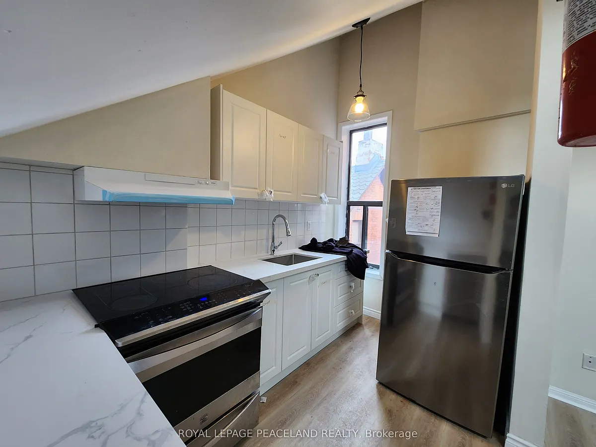 Building Photo - 558 Spadina Cres #3