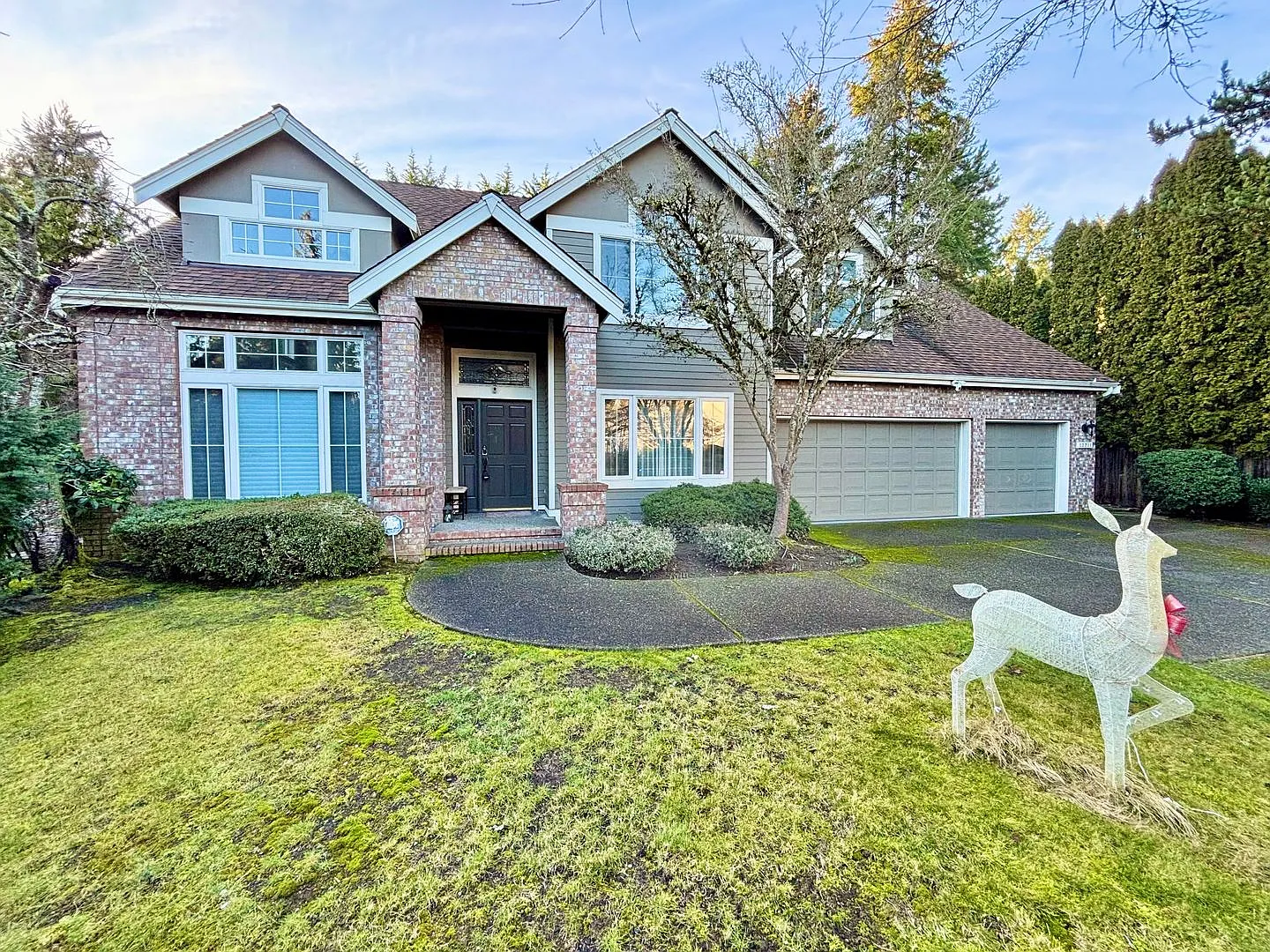 Luxurious 4BR Bellevue Oasis For Rent — Photo 1