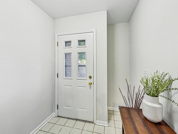 4th image of 889 W Saint Johns Pl
