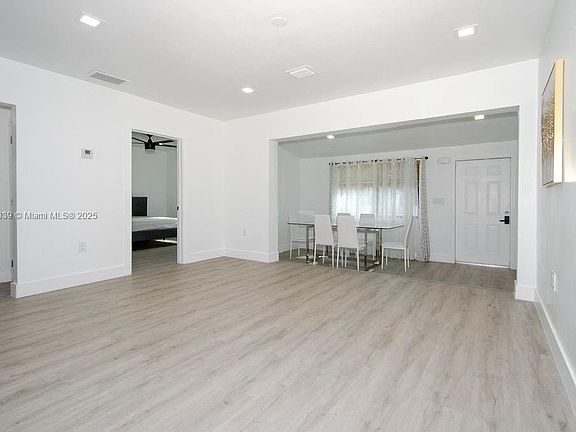 4th image of 935 NE 129th St