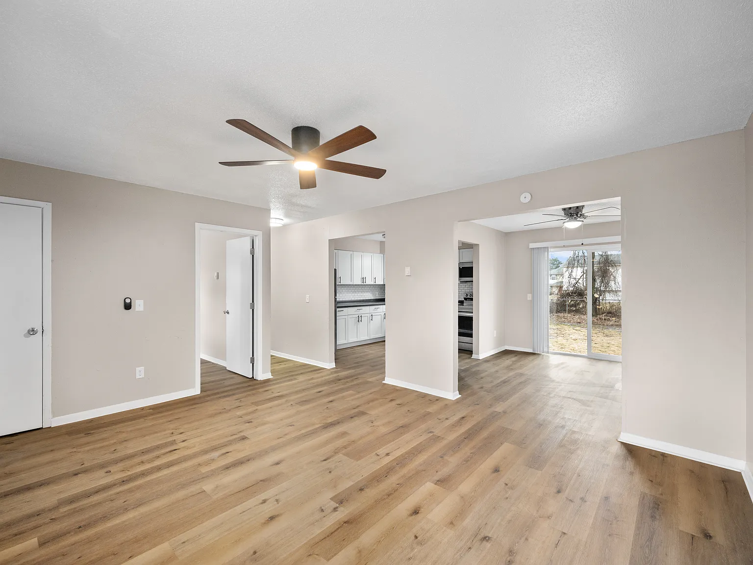 3 bed, 1.5 bath, 1040 sqft, $1,300 — Photo 3