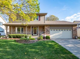 8115 Oakwood Dr, Urbandale, IA 50322