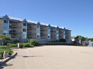 130 W Wisconsin Ave UNIT 13, Pewaukee, WI 53072