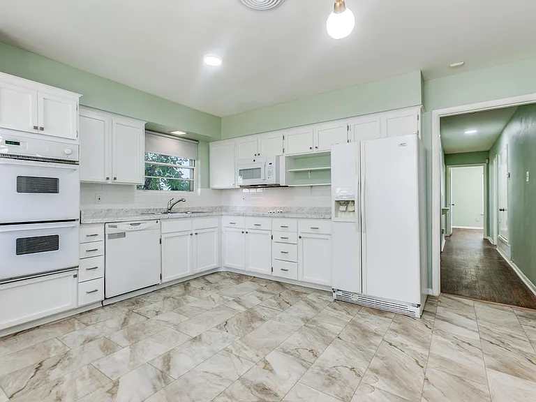 406 Vernet St — Photo 10