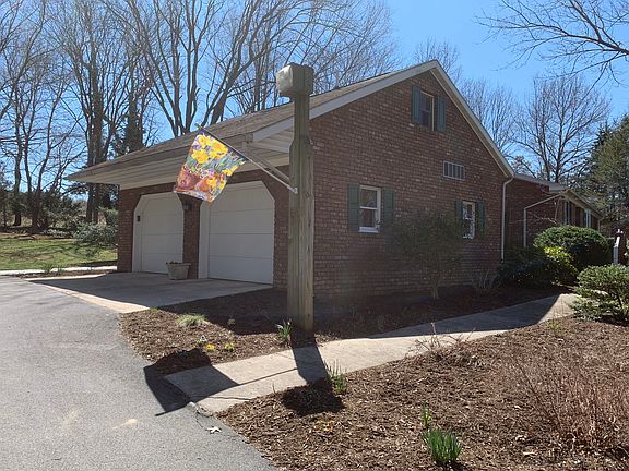 2 Car Garage and Apartment 