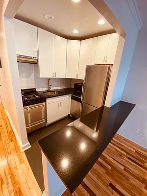 Rented by Metropolis Real Estate of Manhattan | media 22