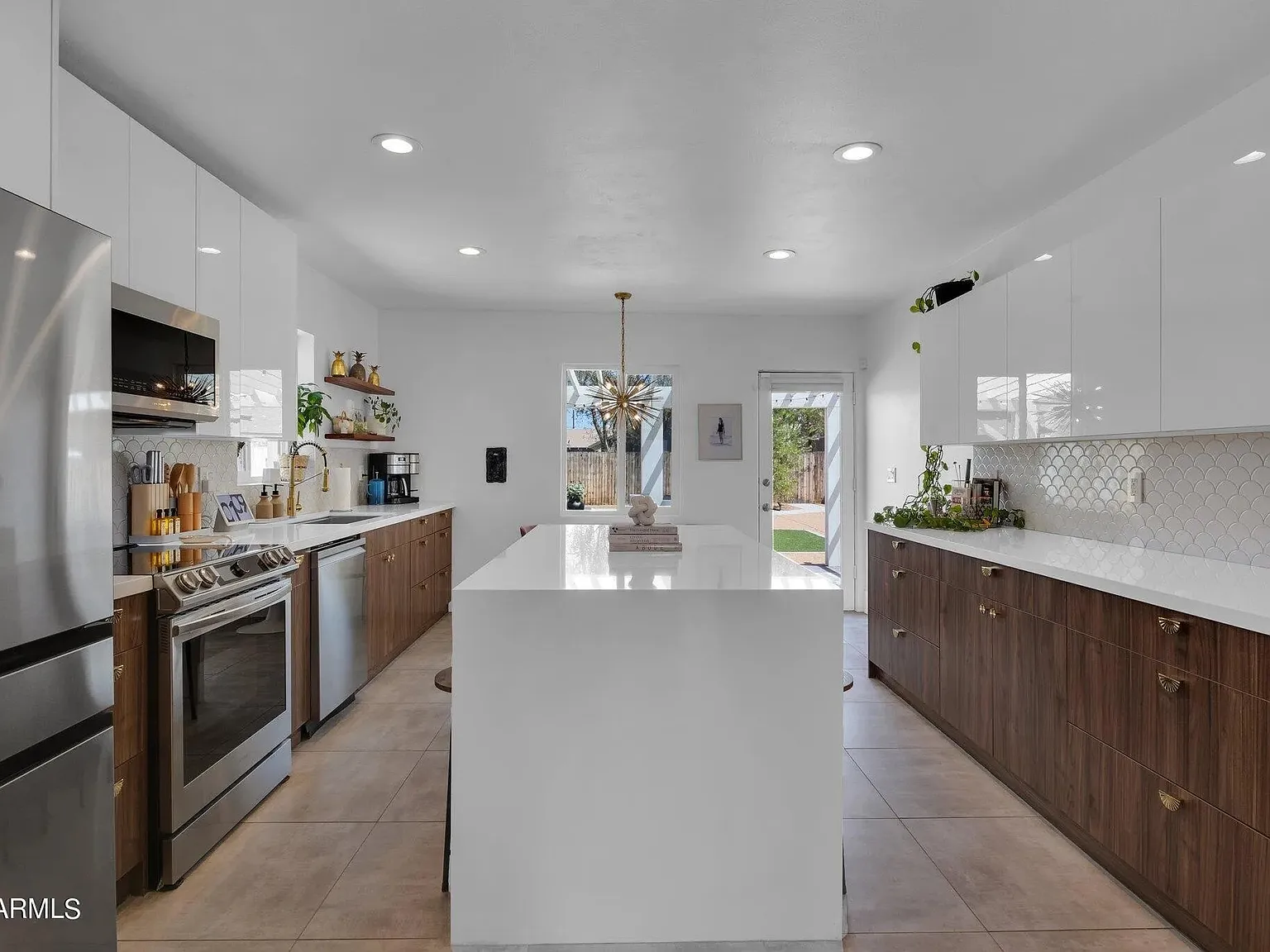 2333 N Edgemere St — Photo 1