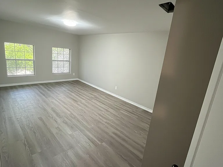 2445 Hudspeth Ave — Photo 7