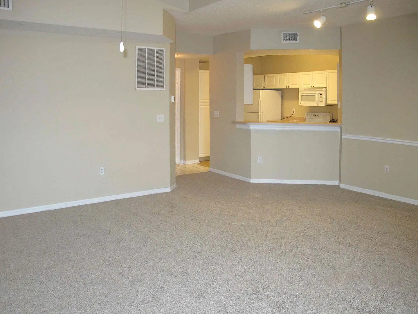 2 bd / 2 ba Condo in Gated Community - Palms Club — Photo 2