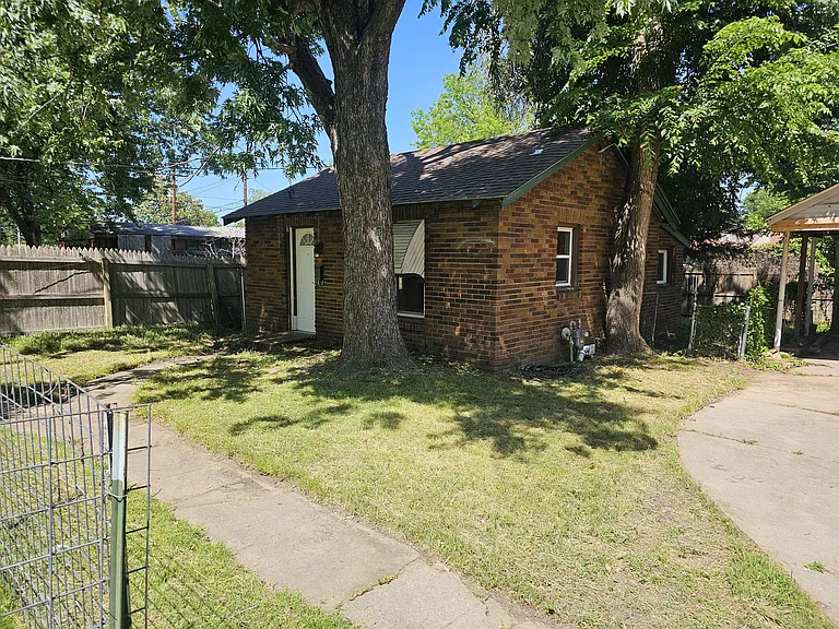 1411 1/2 S Florence Pl — Photo 1