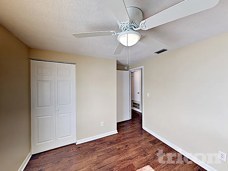 8213 Greenleaf Cir — Photo 12
