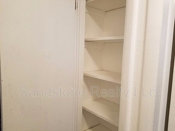 4th image of 920 Kingsway Dr APT 1A