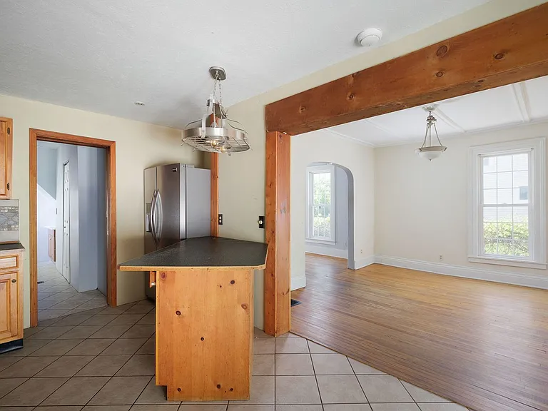 427 Flower Ave E — Photo 16