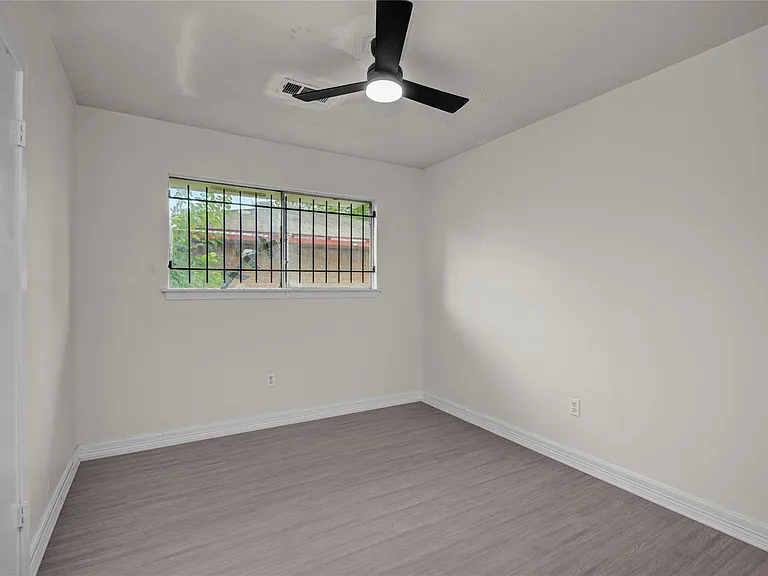 7329 Gleason Rd — Photo 16