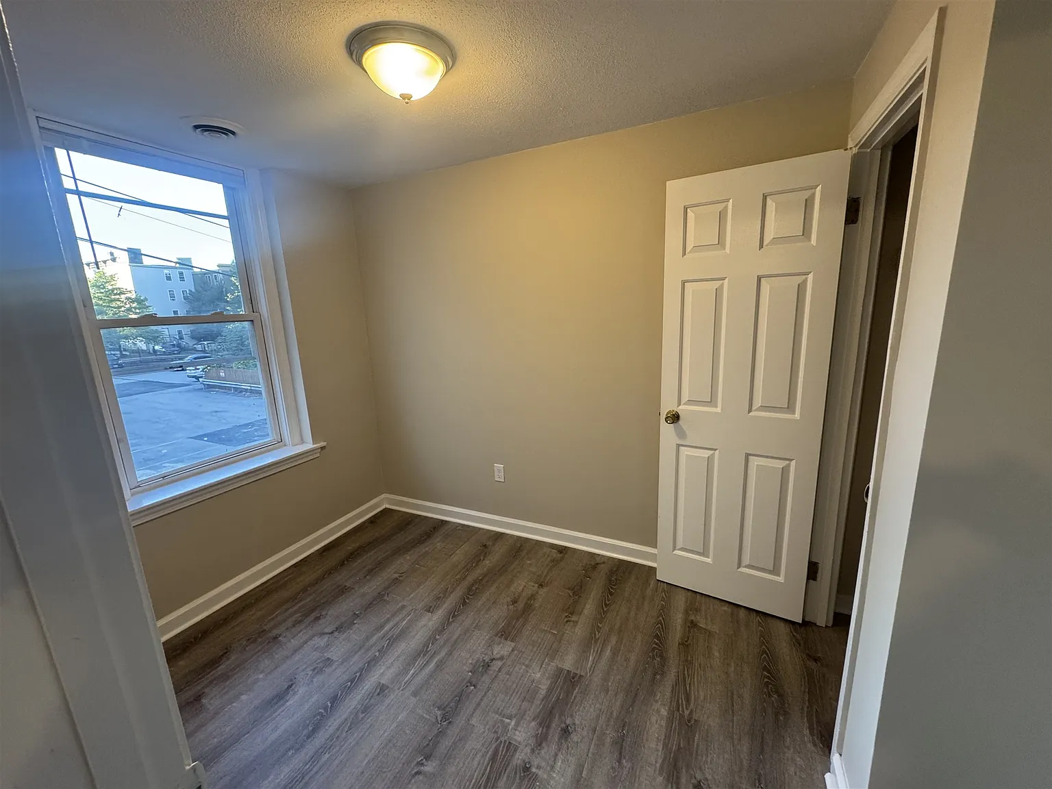 3 bed, 900 sqft, $3,700 — Photo 3