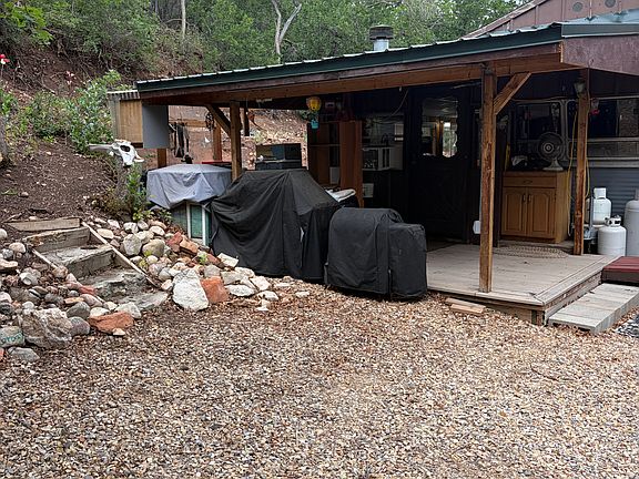 4th image of 1049 Lewis Dr