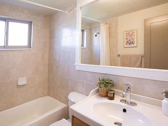 4th image of 1335 N Gaylord St #301