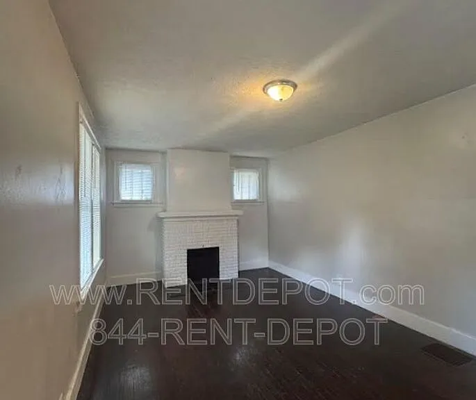 1032 Jefferson Ave — Photo 2