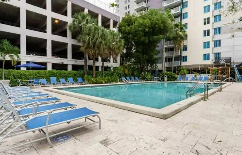 2 bed, 914 sqft, $2,950 — Photo 2