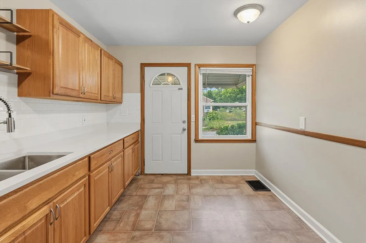 3 bed, 1194 sqft, $2,050 — Photo 3