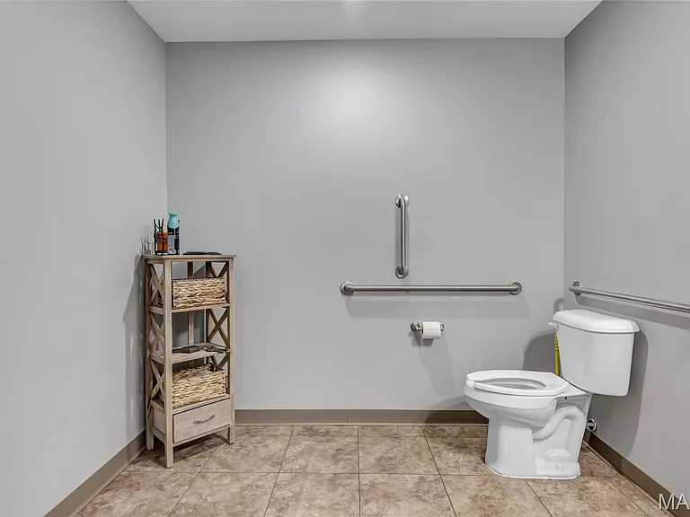 920 1st Capitol Dr — Photo 14