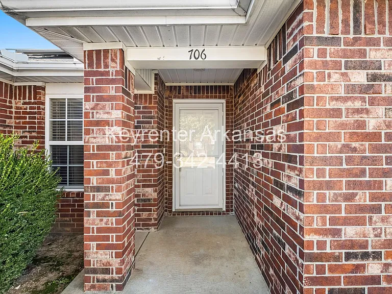 706 SW Sandrock Rd — Photo 4